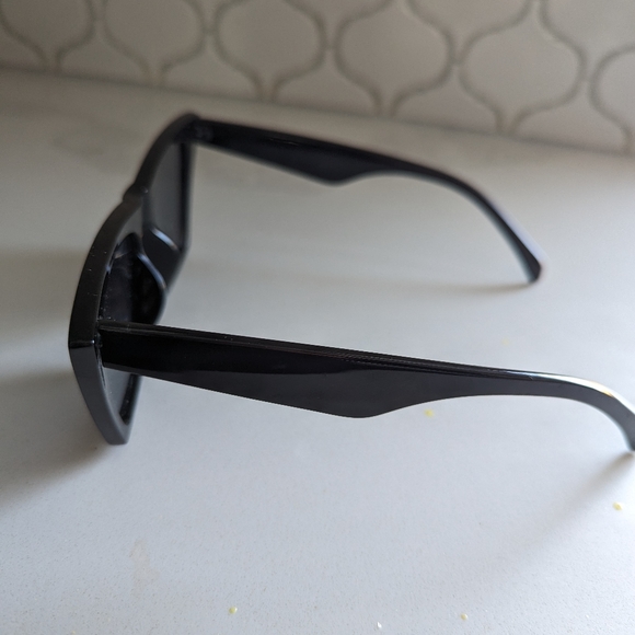 Sun glasses - Picture 2 of 2